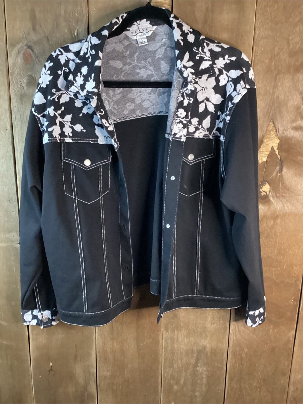 Blast Studio Button Up Jacket White / Black Floral Size Large